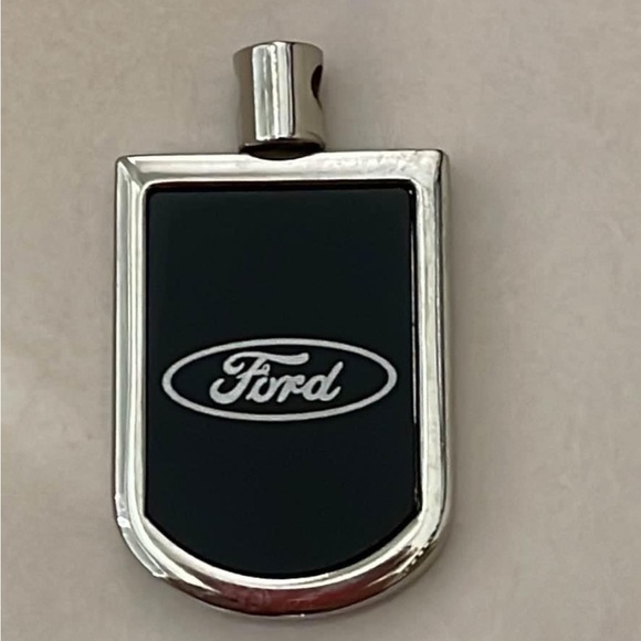 Ford Black and Silver Key Holder Accessory - Picture 1 of 3